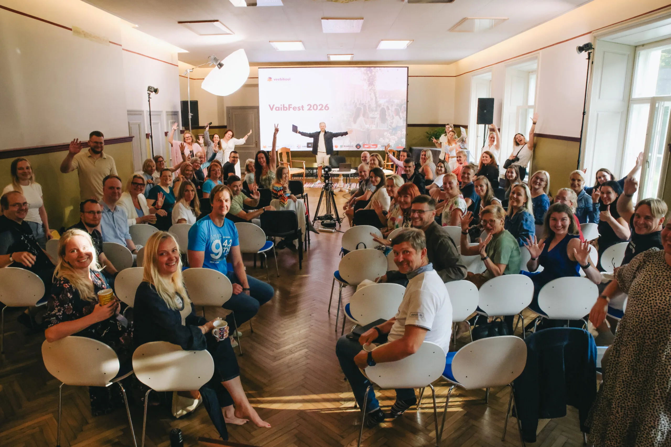 VaibFest 2026 osalejad ühisel grupifotol täidetud saalis